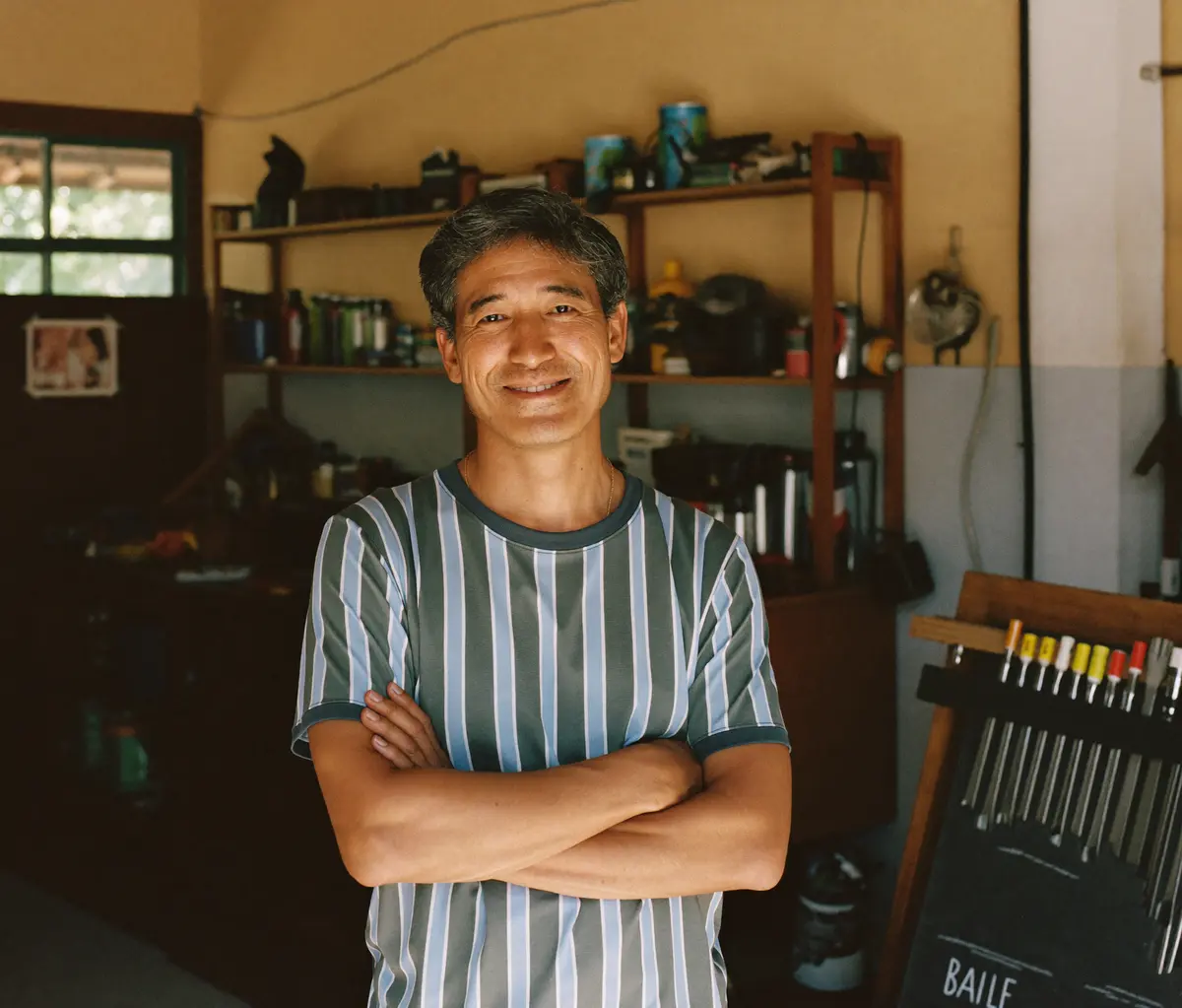 Dono de um pequeno negócio local no seu espaço de trabalho